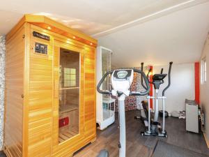 Charming Holiday Home in Malmedy with Sauna في مالميدي: غرفة مع صالة ألعاب رياضية مع آلة ركض