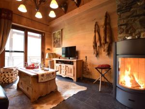 cocina con fogones y chimenea en Majestic Chalet in Arville with Bubble Bath, en Smuid