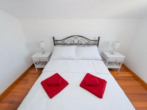 Ένα ή περισσότερα κρεβάτια σε δωμάτιο στο Apartment in Murter near Beach and Pool
