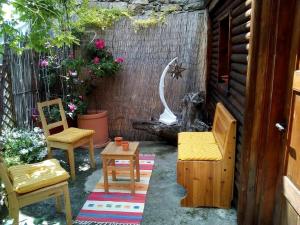 een patio met stoelen en een tafel en een halve maan bij Belvilla by OYO La Dimora in Villeneuve