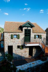 uma casa de tijolos com uma escada em frente em Stein House Marasovic em Starigrad-Paklenica