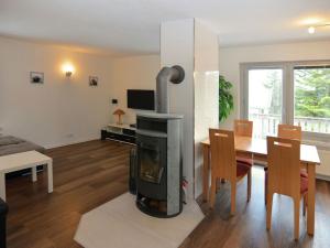 TV at/o entertainment center sa Beautiful holiday home in the Thuringian Forest with fireplace and whirlpool