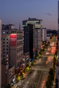 uitzicht op een straat met gebouwen bij Ramada by Wyndham Seoul Dongdaemun in Seoul