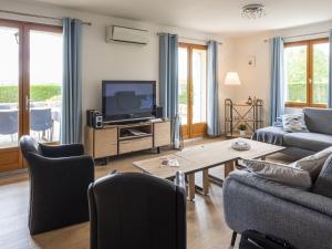 uma sala de estar com um sofá e uma televisão em Luxury villa with pool in Malvi s em Malviès