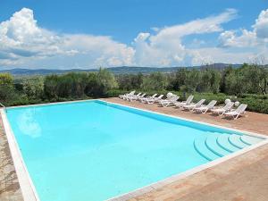 Bazén v ubytovaní Apartment in Asciano with Panoramic Views alebo v jeho blízkosti