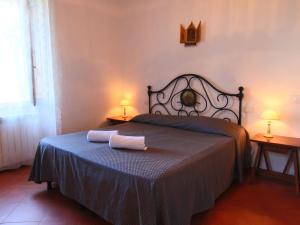 sypialnia z łóżkiem z dwoma ręcznikami w obiekcie Belvilla by OYO Splendid Farmhouse with Jacuzzi w mieście Gualdo Cattaneo