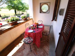 バニョレージョにあるElegant Farmhouse in Bagnoregio with swimming pool for 10 12 guestsのテーブル(赤と白のテーブルクロス付)