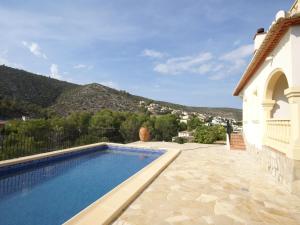 basen obok domu z górą w obiekcie Holiday Home Alcalalí with Pool and Valley View w mieście Alcalalí +22 zdjęcia