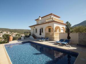 willa z basenem przed domem w obiekcie Holiday Home Alcalalí with Pool and Valley View w mieście Alcalalí