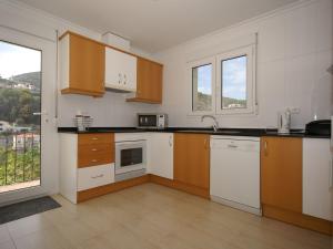 Kuchnia lub aneks kuchenny w obiekcie Holiday Home Alcalalí with Pool and Valley View