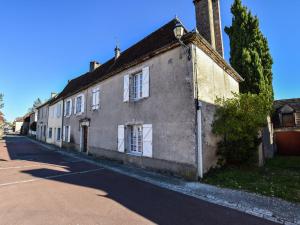 stary dom na ulicy w obiekcie Beautiful holiday home near the forest w mieście Montfaucon