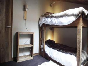 Modern Apartment in Meribel near Ski Areaにある二段ベッド