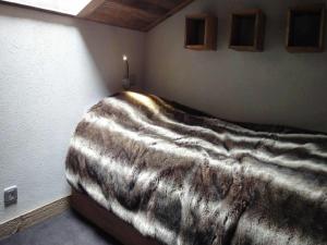 Modern Apartment in Meribel near Ski Areaにあるベッド