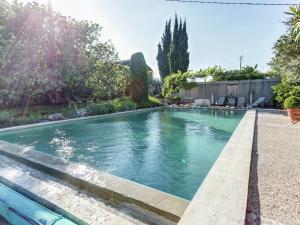 MaubecにあるCottage in Oppède with Poolside Blissの家の庭にあるプール