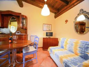 ein Wohnzimmer mit einem Sofa und einem Tisch in der Unterkunft Belvilla by OYO Casa Reale Quattro in Valdamonte