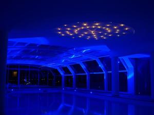 ein Gebäude mit blauen Lichtern an der Decke in der Unterkunft Belvilla by OYO Villa Stenico in Steinig