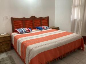 Un pat sau paturi într-o cameră la hermosa casa restaurada centro historico de oaxaca para 11