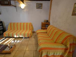 un soggiorno con 2 sedie e un tavolo di Belvilla by OYO Conca oro a Marliana