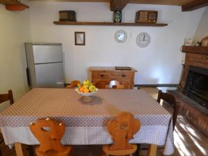 uma cozinha com uma mesa com uma taça de fruta em Belvilla by OYO Conca oro em Marliana