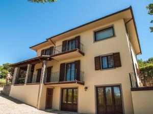 una casa con balconi sul lato di Belvilla by OYO Villa Lonanno a Pratovecchio