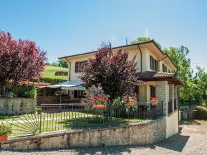 uma casa com uma cerca em frente em Belvilla by OYO Villa Lonanno em Pratovecchio