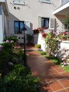 a walkway in front of a house with flowers at Ajò da Patrizia in Santa Teresa Gallura