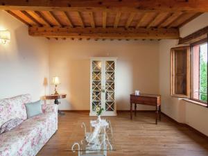 A seating area at Tuscan Farmhouse in Castiglione di Garfagnana with Garden