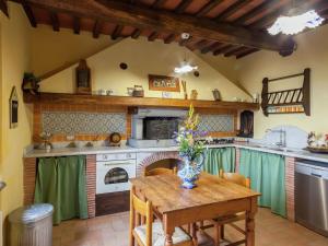 A kitchen or kitchenette at Tuscan Farmhouse in Castiglione di Garfagnana with Garden