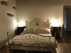 A bed or beds in a room at Tuscan Farmhouse in Castiglione di Garfagnana with Garden