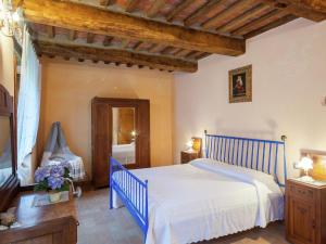 A bed or beds in a room at Tuscan Farmhouse in Castiglione di Garfagnana with Garden
