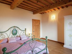 A bed or beds in a room at Tuscan Farmhouse in Castiglione di Garfagnana with Garden