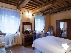 A bed or beds in a room at Tuscan Farmhouse in Castiglione di Garfagnana with Garden