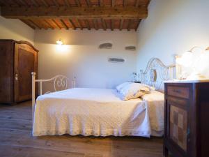 A bed or beds in a room at Tuscan Farmhouse in Castiglione di Garfagnana with Garden