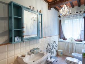 A bathroom at Tuscan Farmhouse in Castiglione di Garfagnana with Garden
