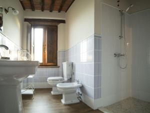 A bathroom at Tuscan Farmhouse in Castiglione di Garfagnana with Garden