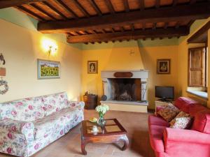 A seating area at Tuscan Farmhouse in Castiglione di Garfagnana with Garden