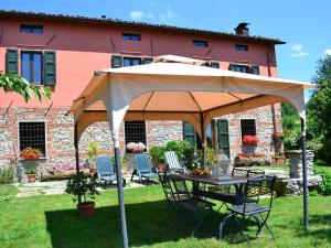 A garden outside Tuscan Farmhouse in Castiglione di Garfagnana with Garden