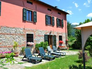 A garden outside Tuscan Farmhouse in Castiglione di Garfagnana with Garden