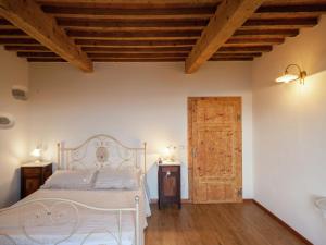 A bed or beds in a room at Tuscan Farmhouse in Castiglione di Garfagnana with Garden