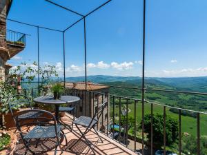 d'un balcon avec une table et des chaises et une vue. dans l'établissement Belvilla by OYO Vista dalla Terrazza, à Montecastelli