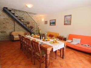 ein Esszimmer mit einem Tisch und einem Sofa in der Unterkunft Belvilla by OYO Rosa Bianca in Apecchio