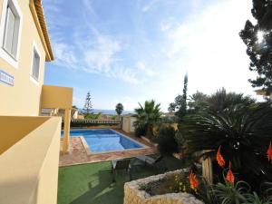 Poolen vid eller i närheten av Villa with views like the pool sea Meia Praia