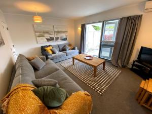 Gallery image of Chamberlain House - 3 bedroom house by Manly beach in Auckland