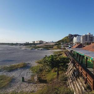 ein Bahnhof neben einem Wasserkörper in der Unterkunft Le bon vivant 305 in Arraial do Cabo