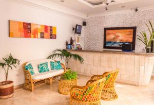 una sala de estar con sillas y un bar en Hotel Marie Real Cartagena, en Cartagena de Indias