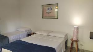 ペルイベにあるCantinho da Vovóのベッド2台が備わる部屋、壁に絵が飾られた部屋 +38枚の写真