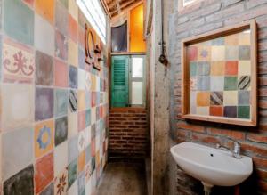 y baño con lavabo y espejo. en Lorong Homestay en Bantul