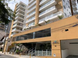 un immeuble d'appartements avec un parking devant dans l'établissement No coração de Poços de Caldas, à Poços de Caldas