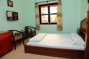 Giường trong phòng chung tại Phu Gia Hotel