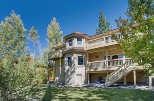 Photo de la galerie de l'établissement Skidder Trail Family Lodge home, à Truckee